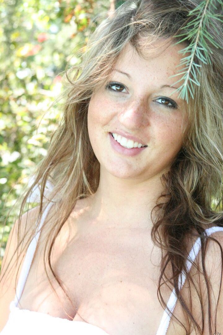 Das 16P-Amateurmädchen Sadie Sweet entblößt ihre Titten und ihre Möse unter Bäumen auf dem Rasen