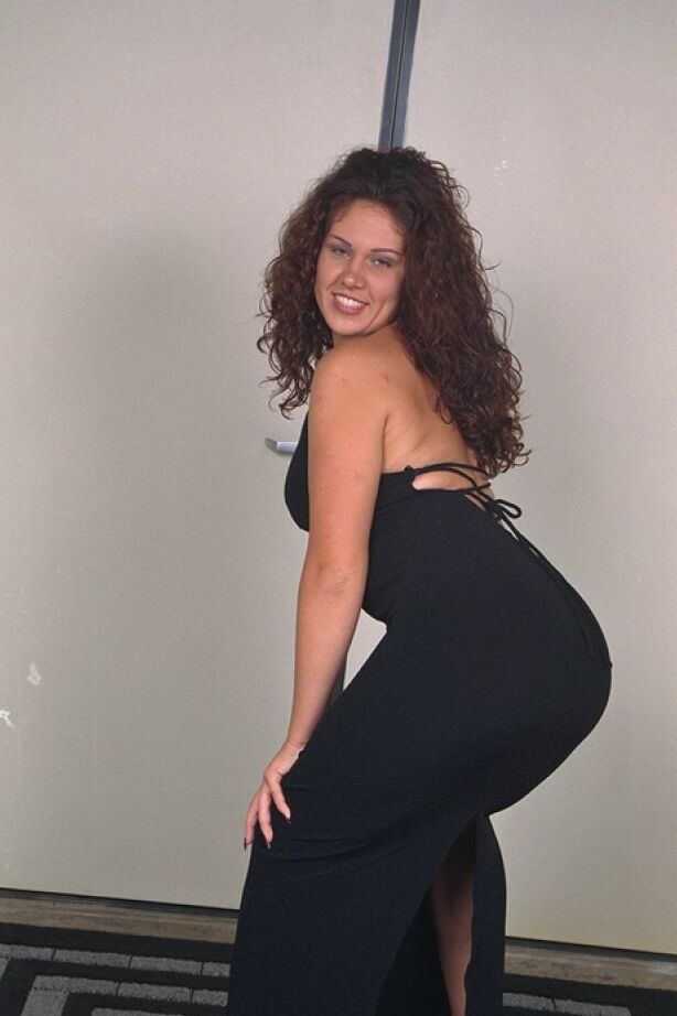 16P La linda morena tetona Autumn abriendo las piernas y los labios de su coño