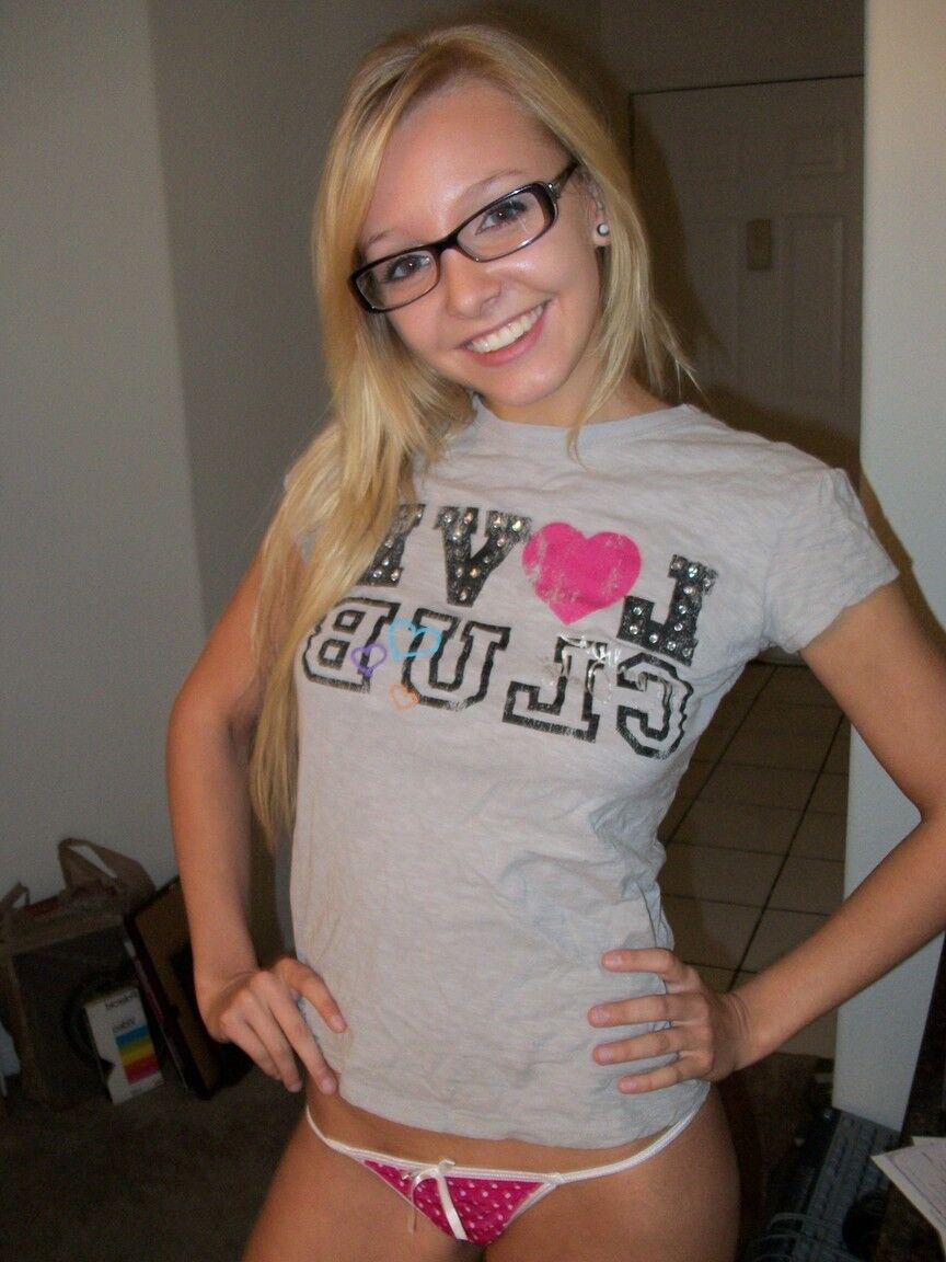 16P Die blonde Amateurin Elle bürstet sich im Badezimmer mit Brille und Tanga die Haare