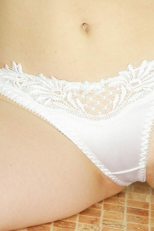 21P La sexy adolescente amateur Sascia mostrando sus hermosos pechos en bragas blancas