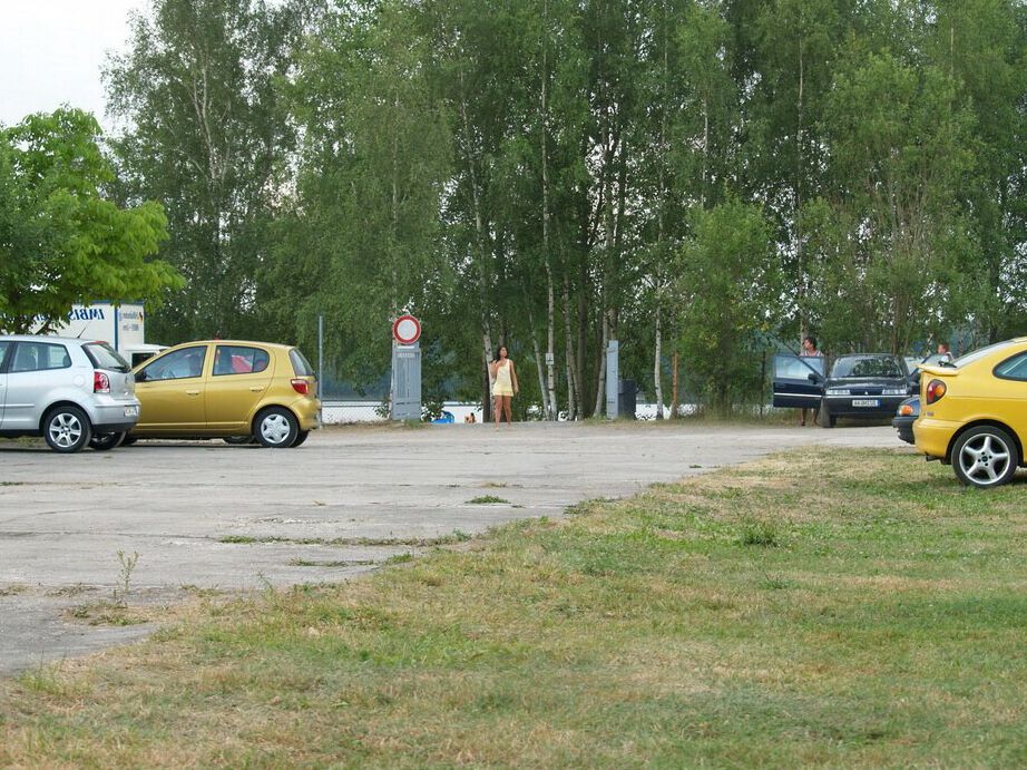 16P Резвая брюнетка-любительница выставляет напоказ свои сексуальные формы в общественном месте