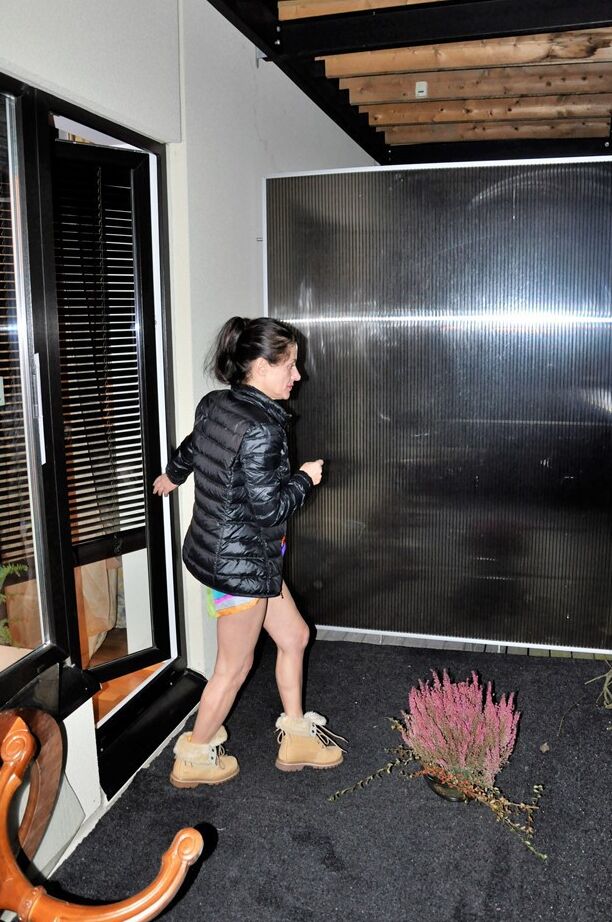 20P La morena amateur Diana Ananta se expone en un balcón con botas de invierno