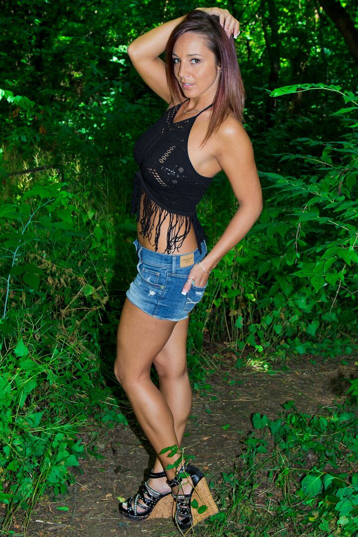 15P La MILF amateur Nikki Sims en el bosque se quita los pantalones cortos para posar no desnuda en tanga negro