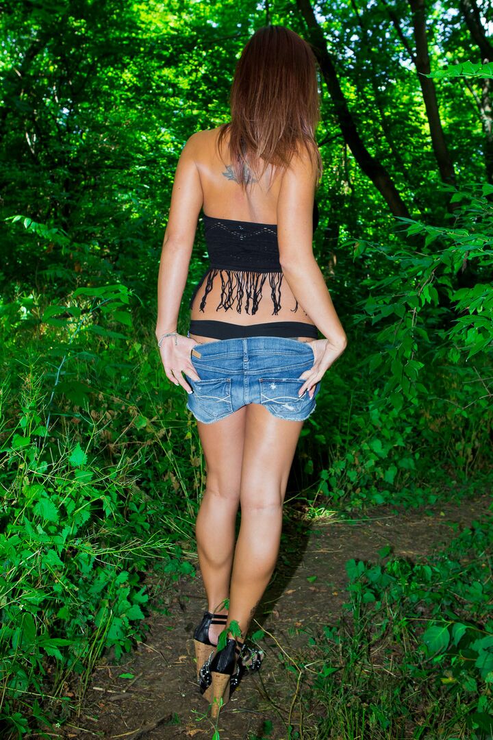 15P La MILF amateur Nikki Sims en el bosque se quita los pantalones cortos para posar no desnuda en tanga negro