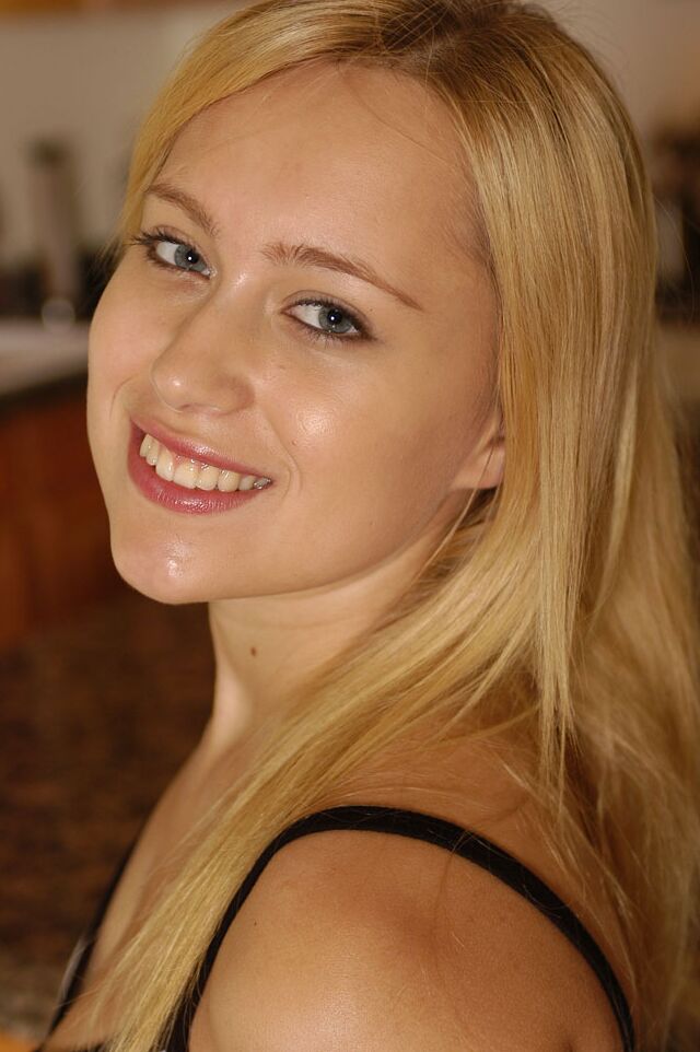 16P A garota loira Brynn dedo espalha sua buceta úmida durante um close em uma cozinha