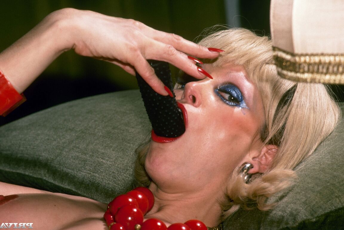 12P Les quatre visages de la nymphomane Eva sont tous pervers