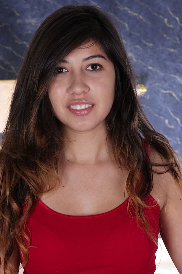 16P Joven amateur en ropa interior roja lucy muestra su flujo vaginal