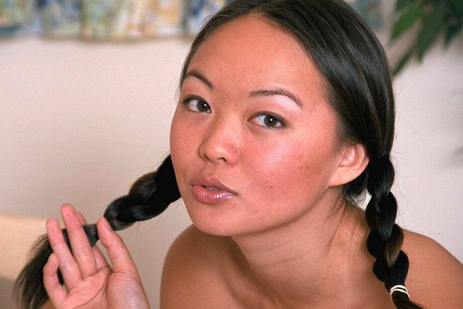 16P Amy, amatrice japonaise mignonne, dévoile ses petits seins et son joli cul avec des nattes.