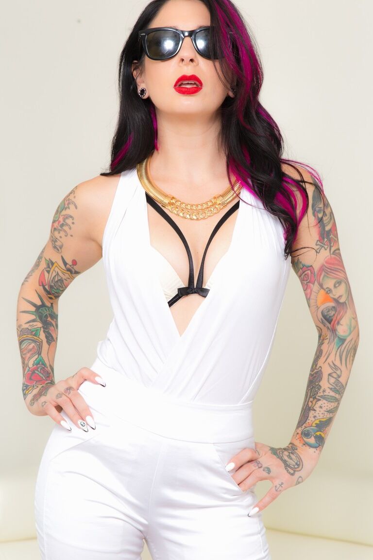 15P Mulher com tinta Joanna Angel tira óculos escuros e roupas para posar nua