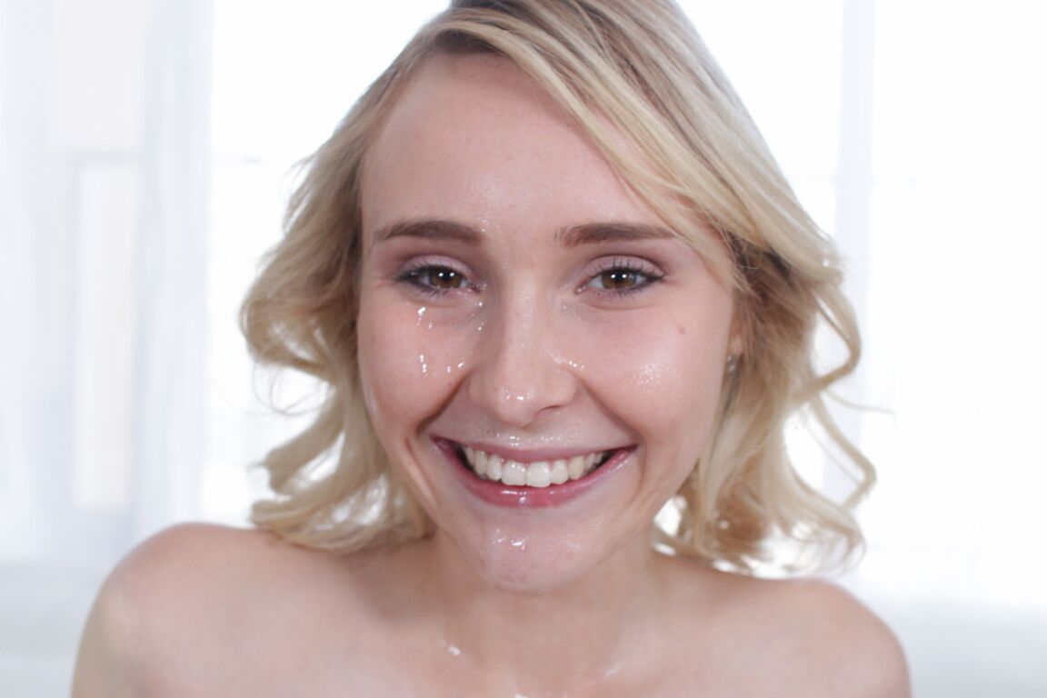 21P La joven rubia descarada Peyton Coast lo hace a lo perrito en el sofá