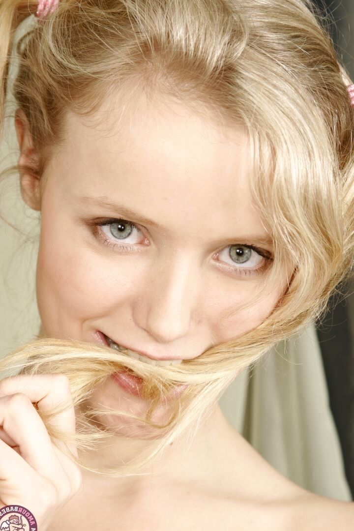 21P A adolescente Pigtailed Anastasia exibe sua deliciosa buceta raspada de perto