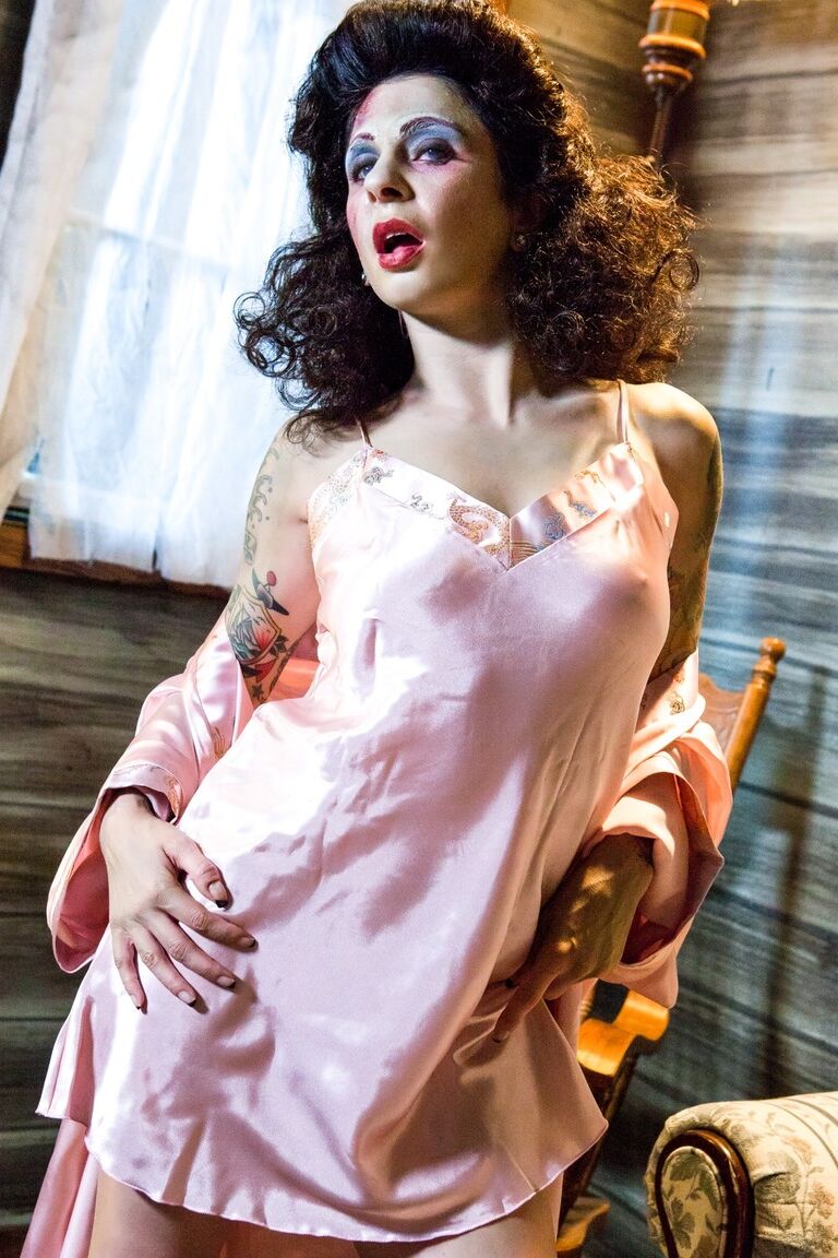 15P La tatuada Joanna Angel expone sus firmes tetas con maquillaje Zombie y mules