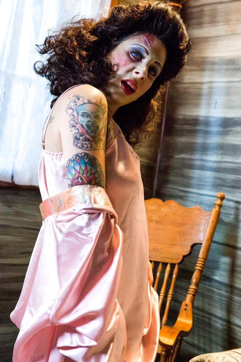 15P La tatuada Joanna Angel expone sus firmes tetas con maquillaje Zombie y mules