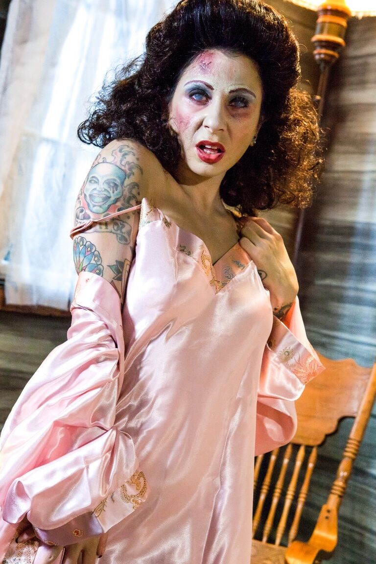 15P La tatuada Joanna Angel expone sus firmes tetas con maquillaje Zombie y mules