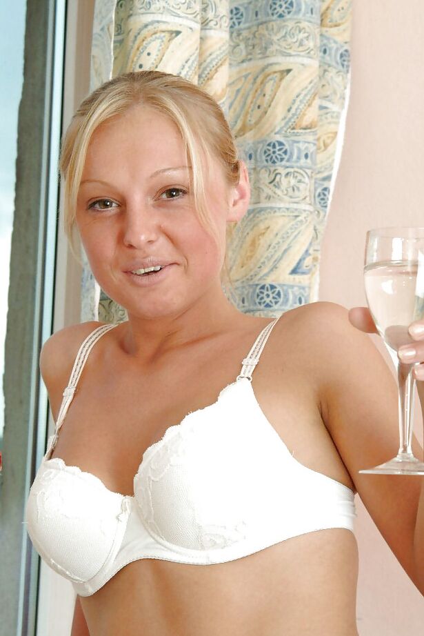 16P La fascinante rubia amateur Asia se masturba en la cocina