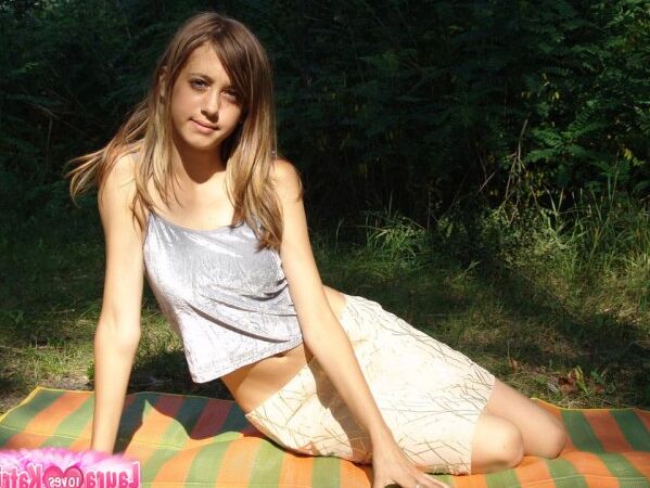 15P 森林伐採地で少女が毛布の上でストリップして裸になる