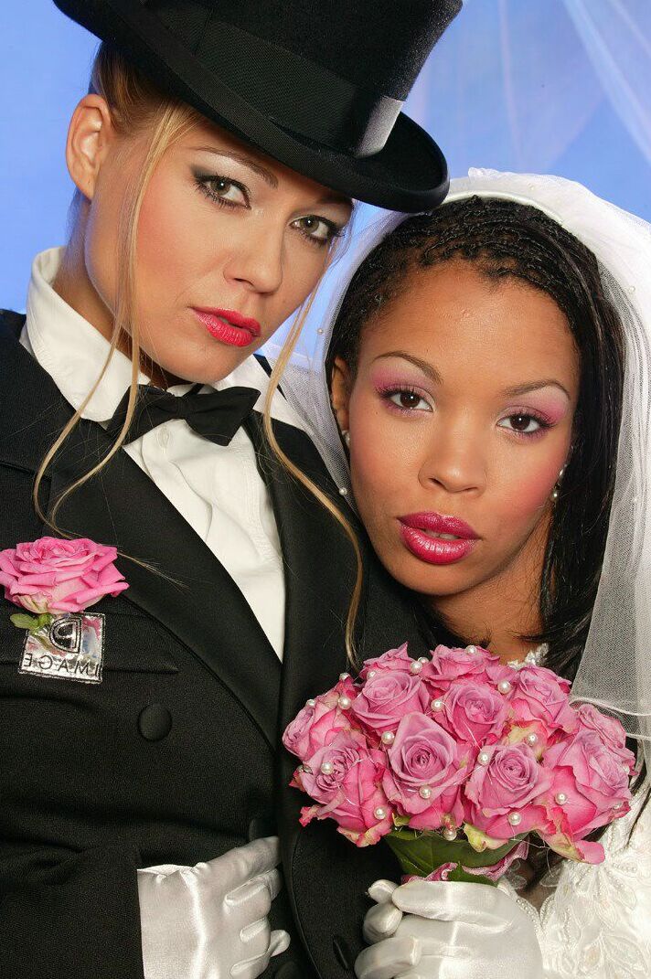 15P Calientes lesbianas interraciales comienzan a desnudarse para tener sexo después de casarse