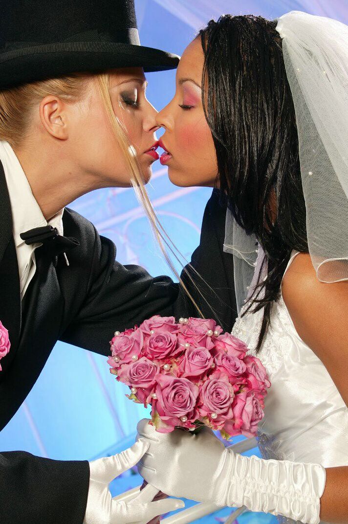 15P Calientes lesbianas interraciales comienzan a desnudarse para tener sexo después de casarse