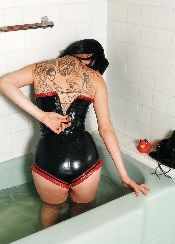 16P Gata asiática brincalhona tirando sua roupa sexy de látex no banheiro