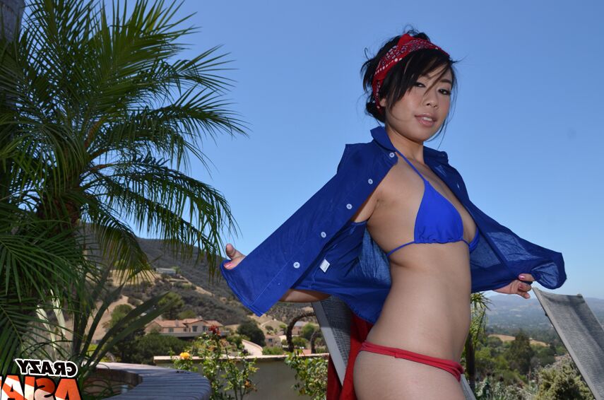 16P La beauté asiatique amateur Maylee montre ses petits seins !