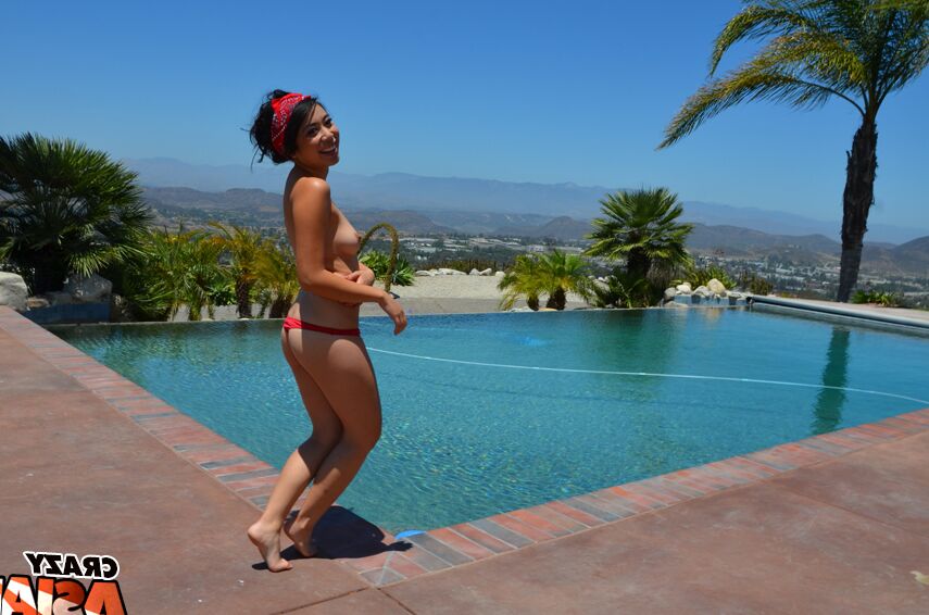 16P La beauté asiatique amateur Maylee montre ses petits seins !
