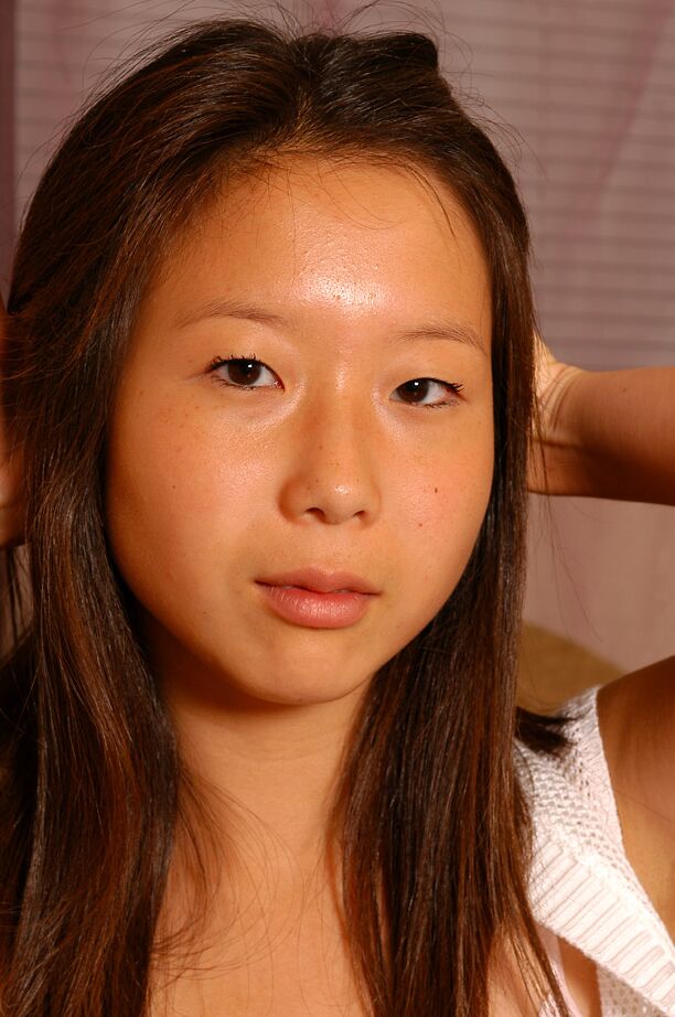 16P Amateur Asiatique se déshabille pour révéler des jambes sexy et une chatte rasée