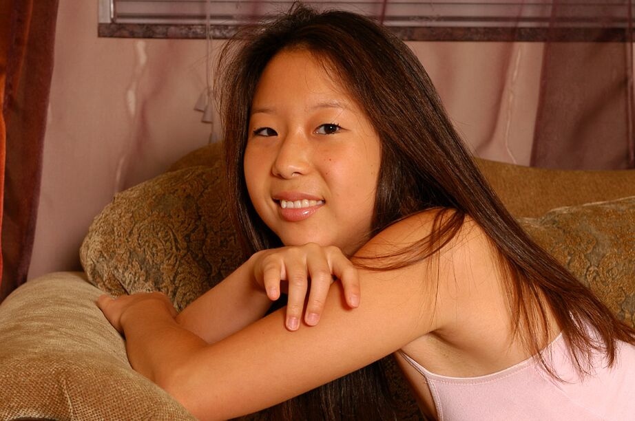 16P Amateur Asiatique se déshabille pour révéler des jambes sexy et une chatte rasée