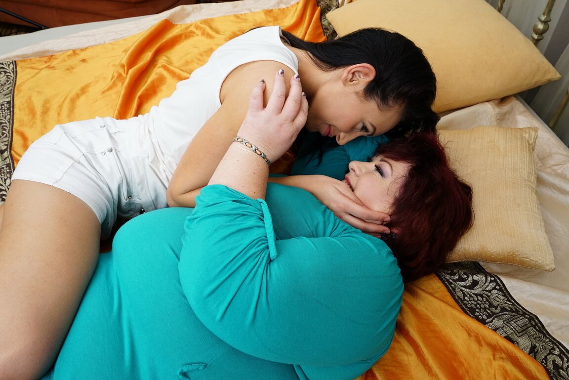 16P Gordo mayor y una joven se juntan para un beso lésbico en una cama