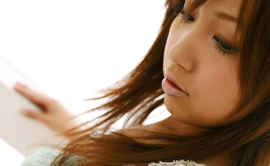 La belleza japonesa de 16P, Rika Yuuki, modela un conjunto de lencería durante la acción de SFW