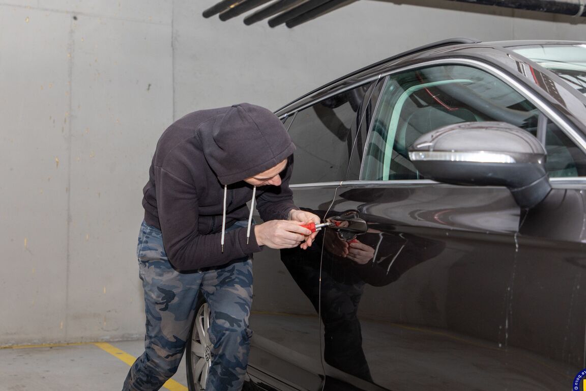 11P A morena rechonchuda Jolie Noir força um ladrão de carros a fazer sexo com ela
