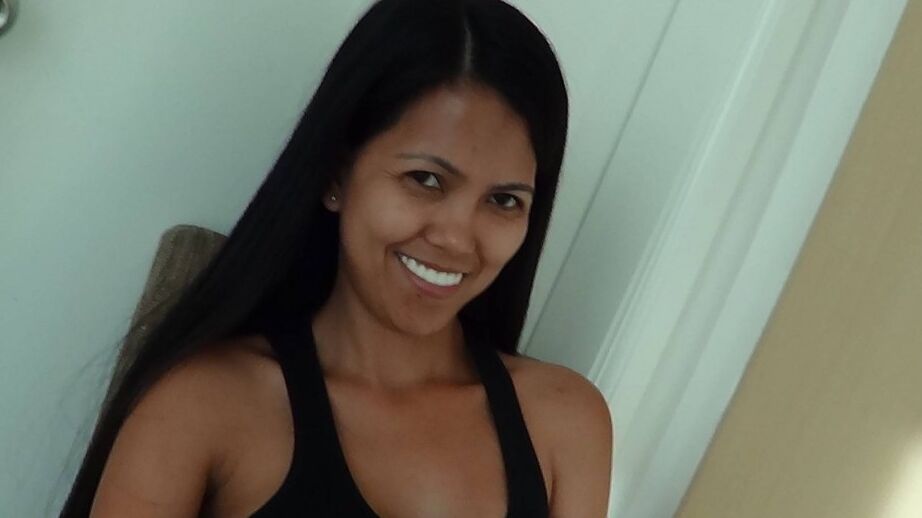 21P Filipina de rosto fresco MILF Leanne descobre seios perfeitos