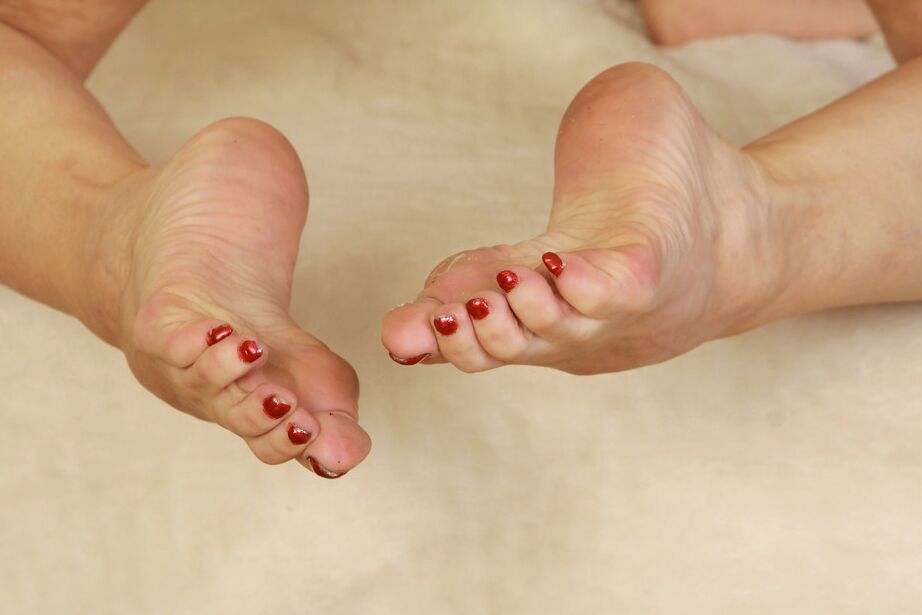 16P Une femme plus âgée enlève ses talons et s'habille pour poser nue