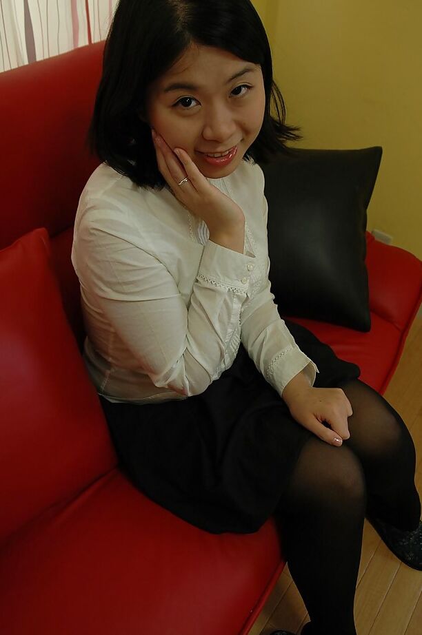 16P Gordinha asiática MILF Haruka Fukuda se despindo e espalhando os lábios inferiores