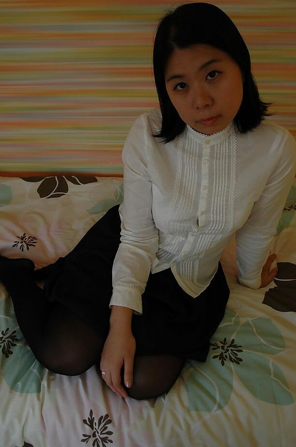 16P Gordinha asiática MILF Haruka Fukuda se despindo e espalhando os lábios inferiores
