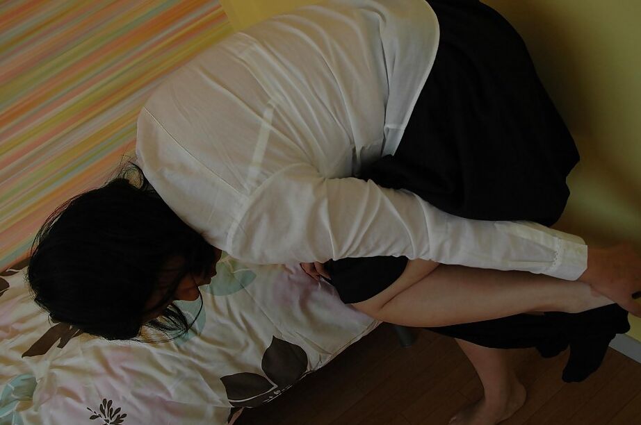 16P Gordinha asiática MILF Haruka Fukuda se despindo e espalhando os lábios inferiores