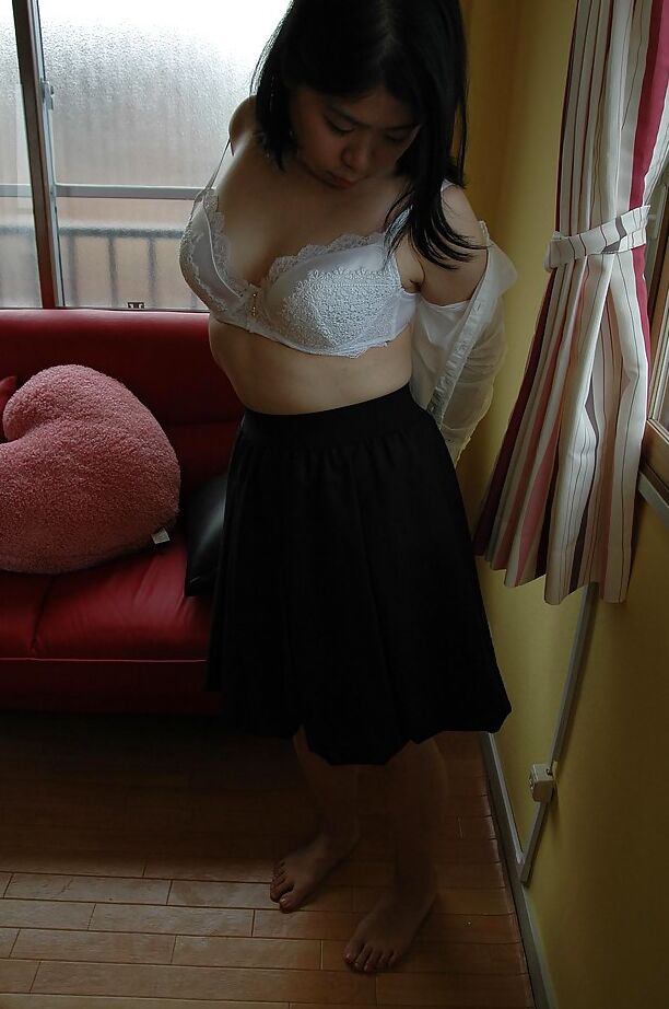 16P Gordinha asiática MILF Haruka Fukuda se despindo e espalhando os lábios inferiores
