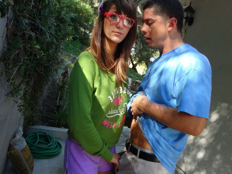 16P La morena de culo desnudo Holly Michaels con gafas hace una mamada de garganta profunda al aire libre