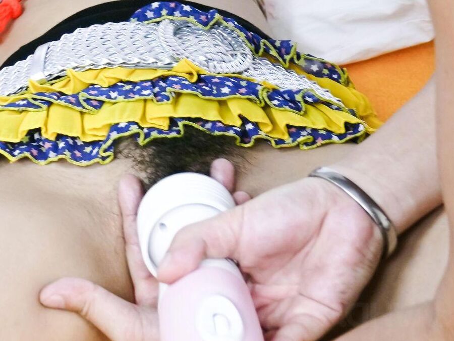 15P 椿まひる カラフルなドレスを着たアジア人がビーバーに指を入れる