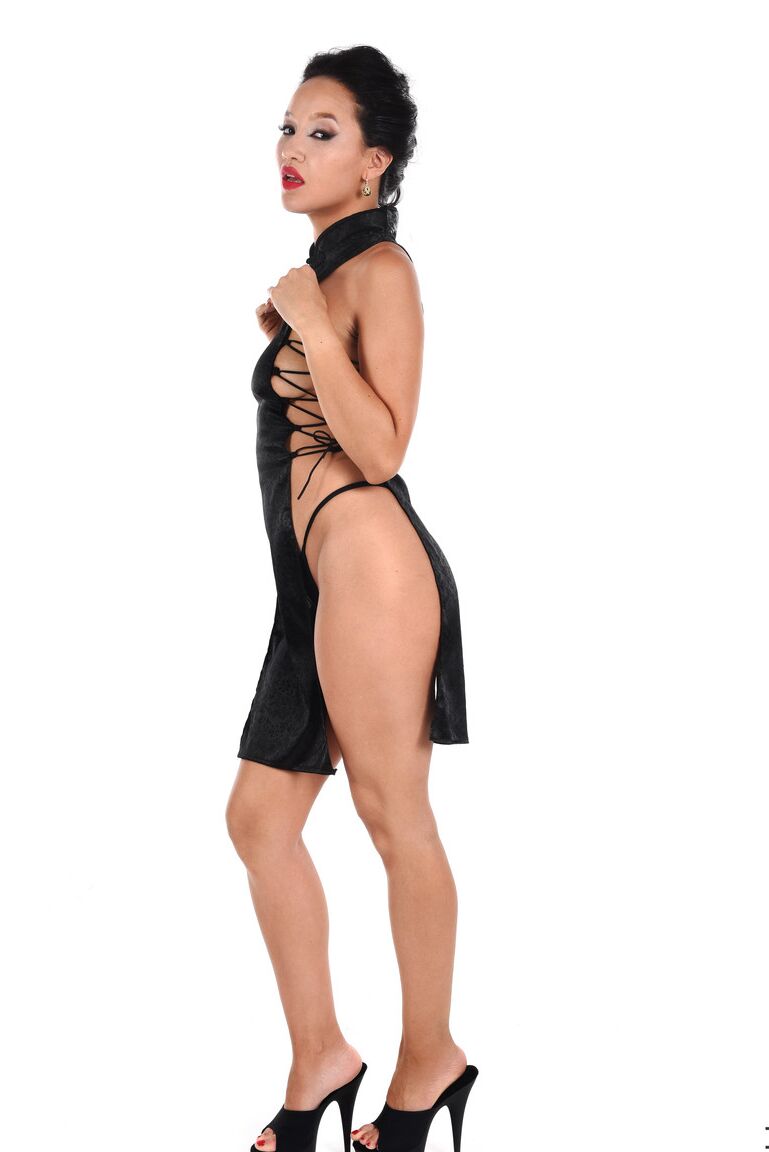 15P La sexy asiática Asia Vargas se quita un revelador vestido negro antes de sostener un juguete