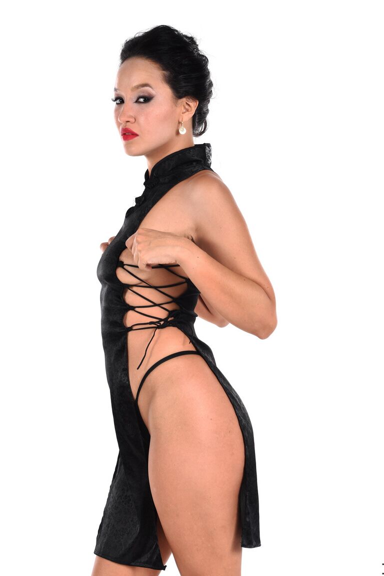 15P La sexy asiática Asia Vargas se quita un revelador vestido negro antes de sostener un juguete