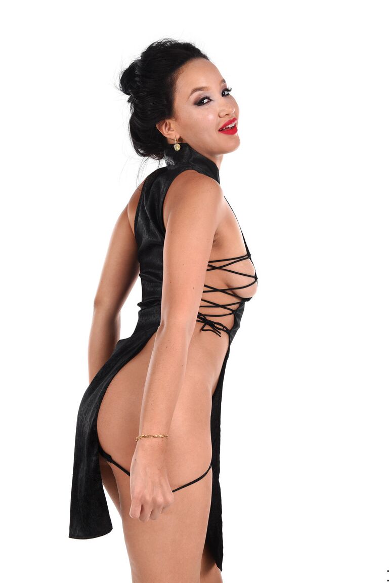15P La sexy asiática Asia Vargas se quita un revelador vestido negro antes de sostener un juguete