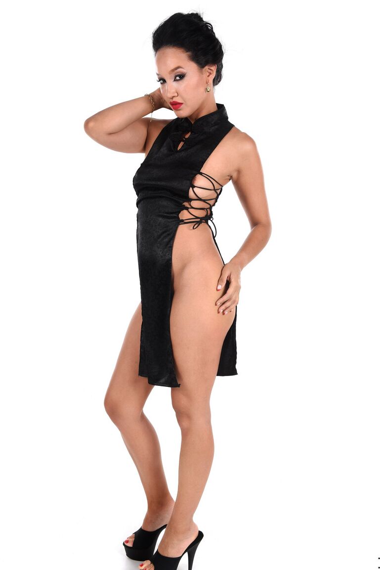 15P La sexy asiática Asia Vargas se quita un revelador vestido negro antes de sostener un juguete