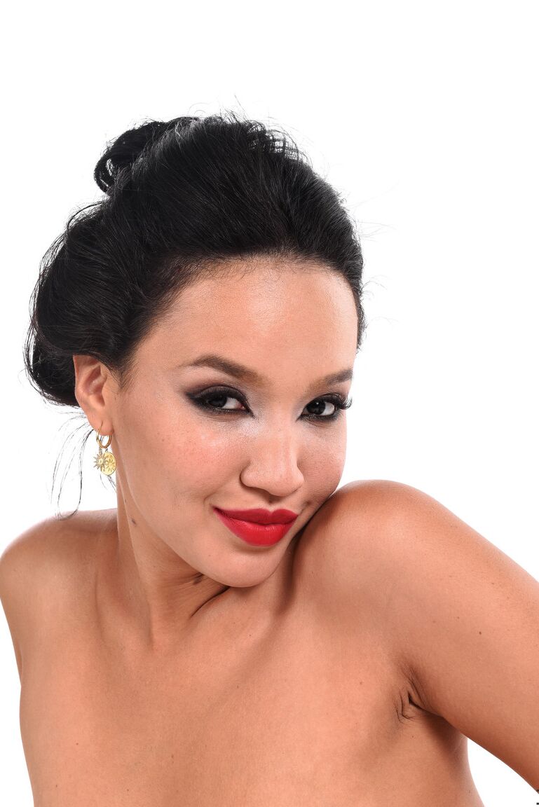 15P La sexy asiática Asia Vargas se quita un revelador vestido negro antes de sostener un juguete