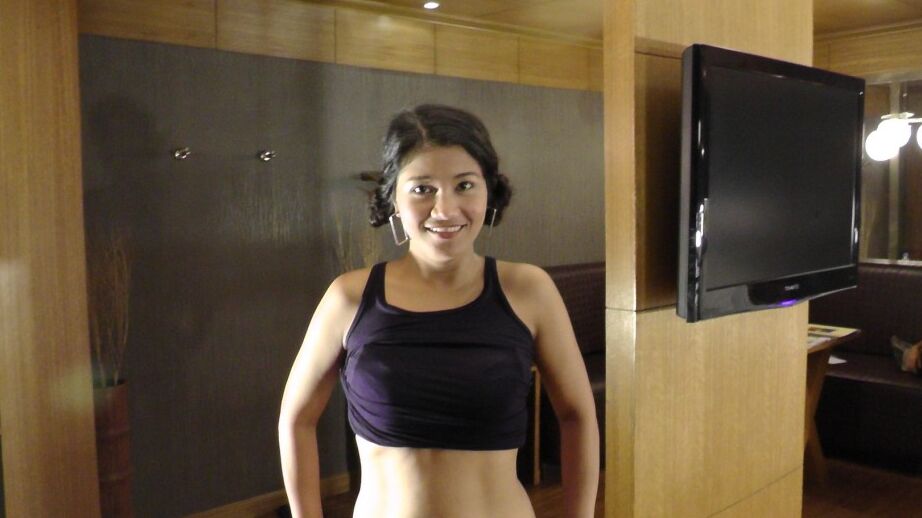 17P Tourist filma como ele fode uma mulher filipina de óculos em um quarto de hotel