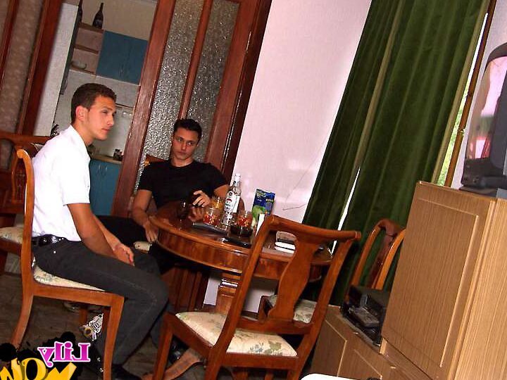 12P ナチュラルブロンドは飲み物を飲んだ後、2人の男と同時にセックスします