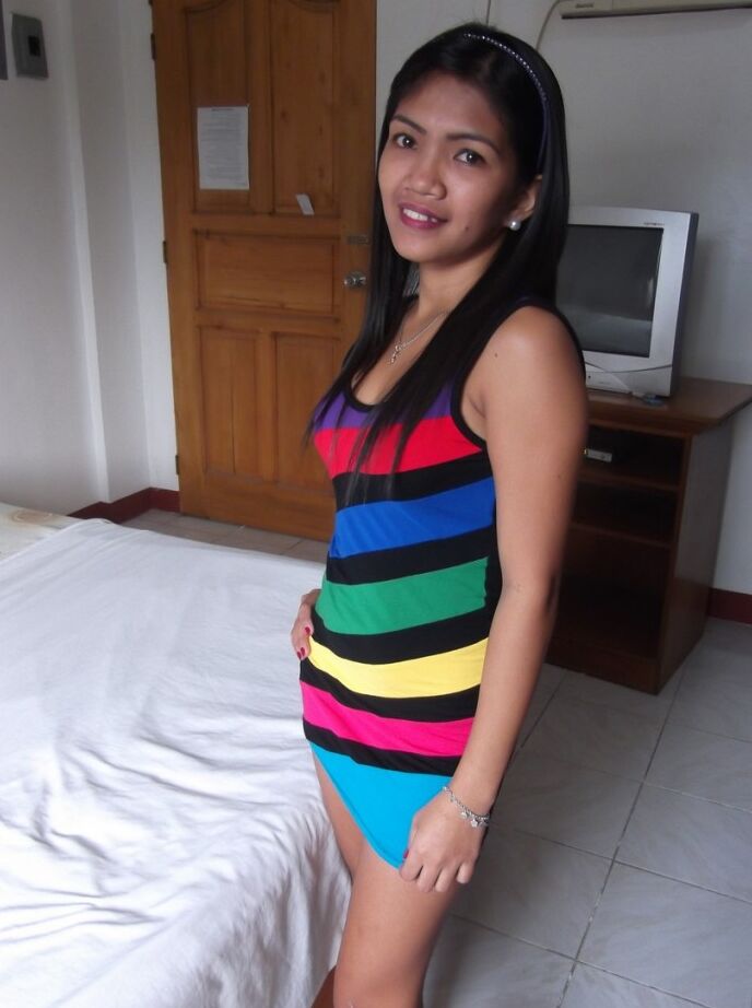 20P La pequeña filipina Rosalie se desnuda en casa de un turista y le lame el pene