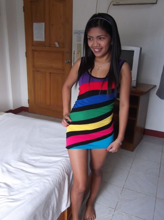 20P La pequeña filipina Rosalie se desnuda en casa de un turista y le lame el pene