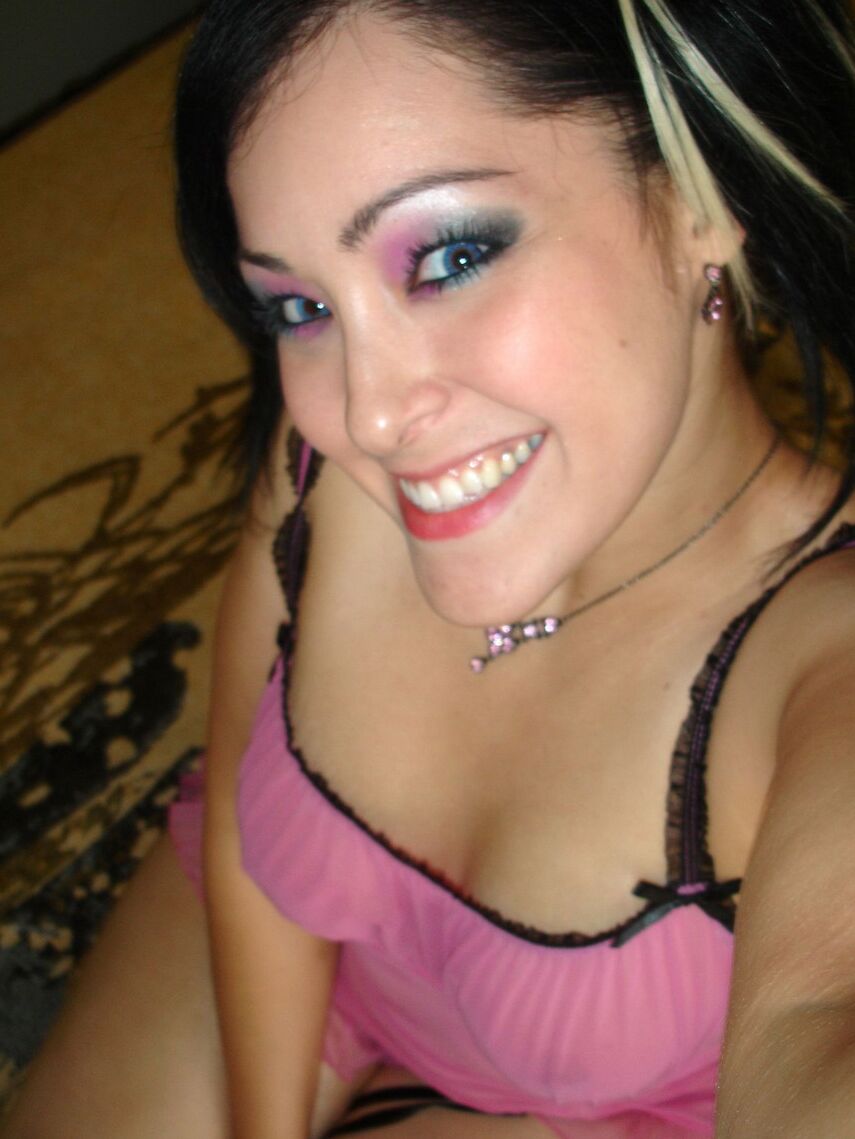 12P Kitty tira os peitos de sua linda camisola rosa