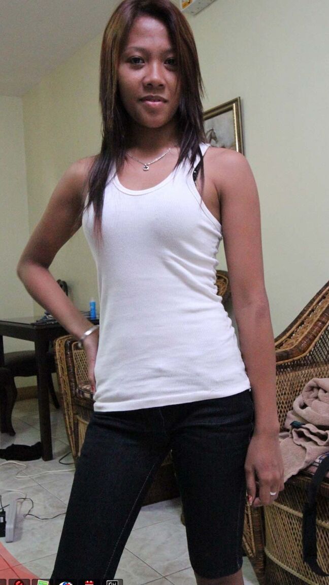 15P La amateur filipina Leena gotea esperma de su oreja después de tener sexo con un turista