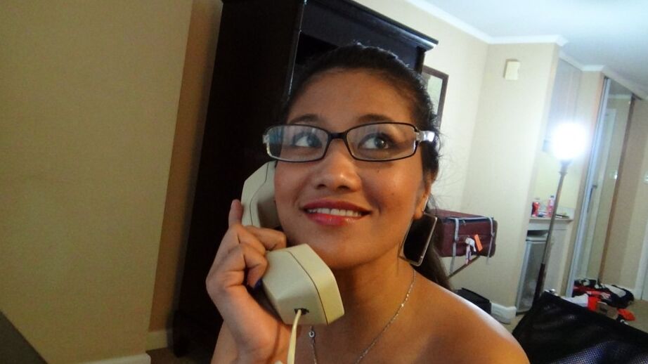 17P Linda filipina MILF Natasha leva uma gozada nos óculos em uma encenação vigorosa